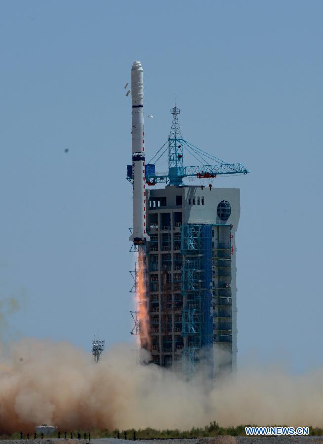 Une fusée Longue March-4C transportant les satellites Yaogan XX s'élance hors de la rampe de lancement au Satellite Launch Center à Jiuquan, province du Gansu au nord-ouest de la Chine, le 9 août, 2014. ( source Xinhua / Yang Shiyao)