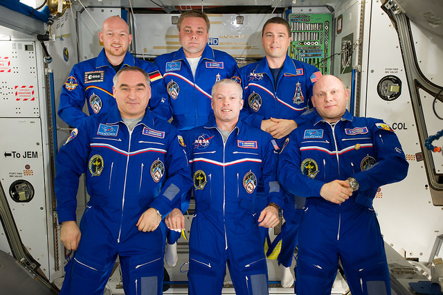 Les membres de l'Expedition 40. Sur la première ligne de gauche à droite : Alexander Skvortsov, Steve Swanson,  Oleg Artemiev. Sur la rangée arrière, Alexander Gerst, Maxim Suraev et Reid Wiseman (©NASA).
