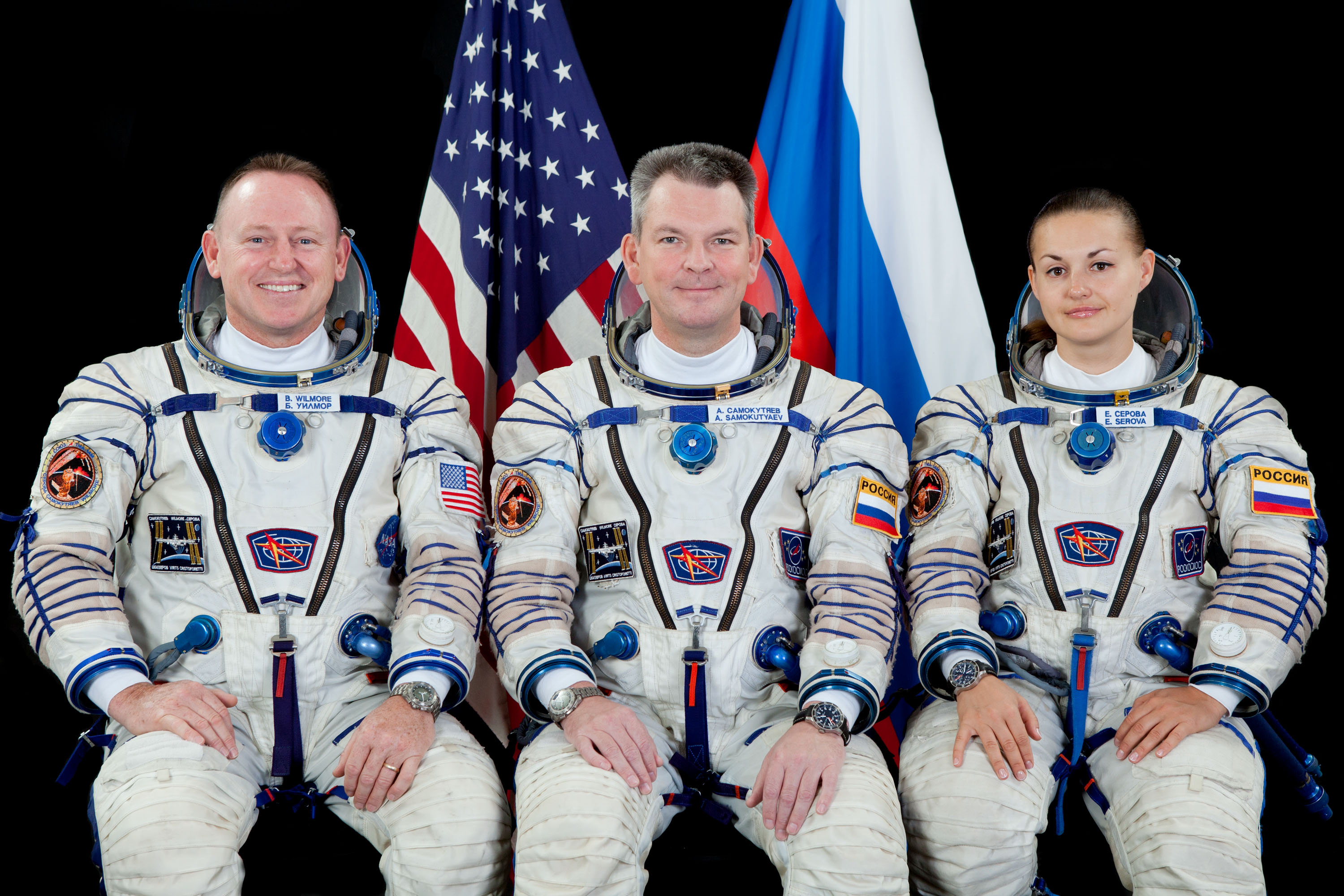 L'Expedition 41/42 qui sera à bord du Soyouz TMA-14M (de gauche à droite) : Barry Wilmore, Alexander Samokutyaev et Elena Serova, en combinaison de lancement Sokol durant leur formation à Star City, en Russie le 19 Juin 2014  (Crédit photo: Centre de formation des cosmonautes Gagarin)