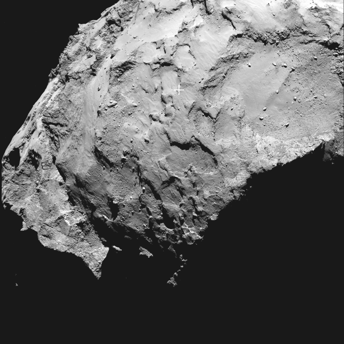 Le site d'atterrissage principal de Philae ciblera le site J, dont  le centre  est indiqué par la croix dans cette image à angle étroit prise par la caméra OSIRIS. Le site J est implanté sur la tête de la comète 67P/Churyumov-Gerasimenko et est proche du site candidat B, la grande dépression à la droite de l'image. (Credits: ESA/Rosetta/MPS for OSIRIS Team MPS/UPD/LAM/IAA/SSO/INTA/UPM/DASP/IDA)