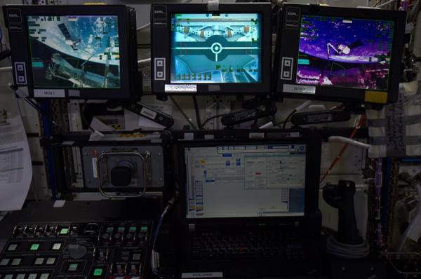 La station de commande du bras robotique juste après la capture du dragon Spx4 (photo : Reid Wiseman, NASA)
