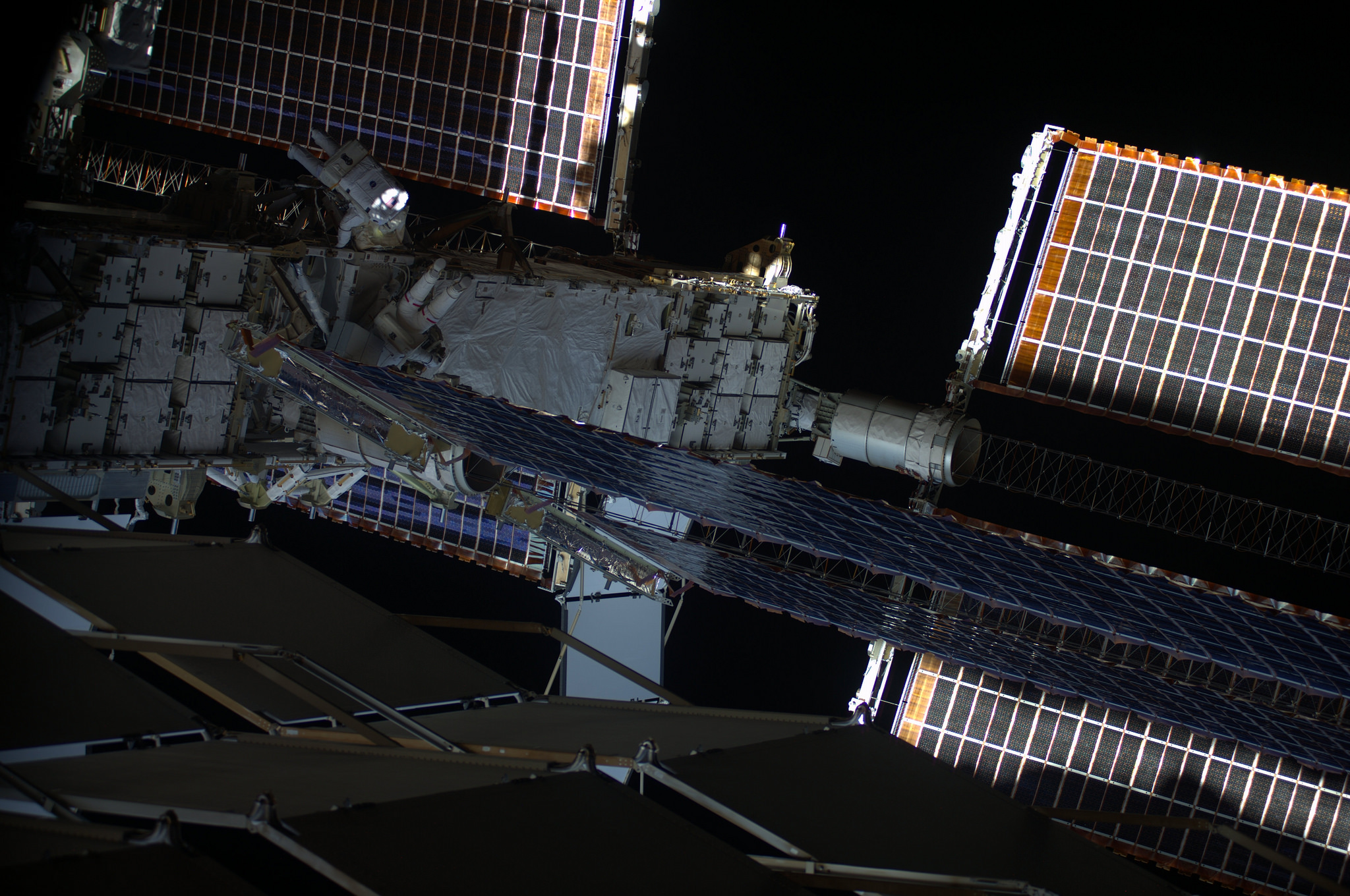 Photo prise par Alexander Gerst depuis l'intérieur de l'ISS de l'EVA 28 (Credits: ESA/NASA)