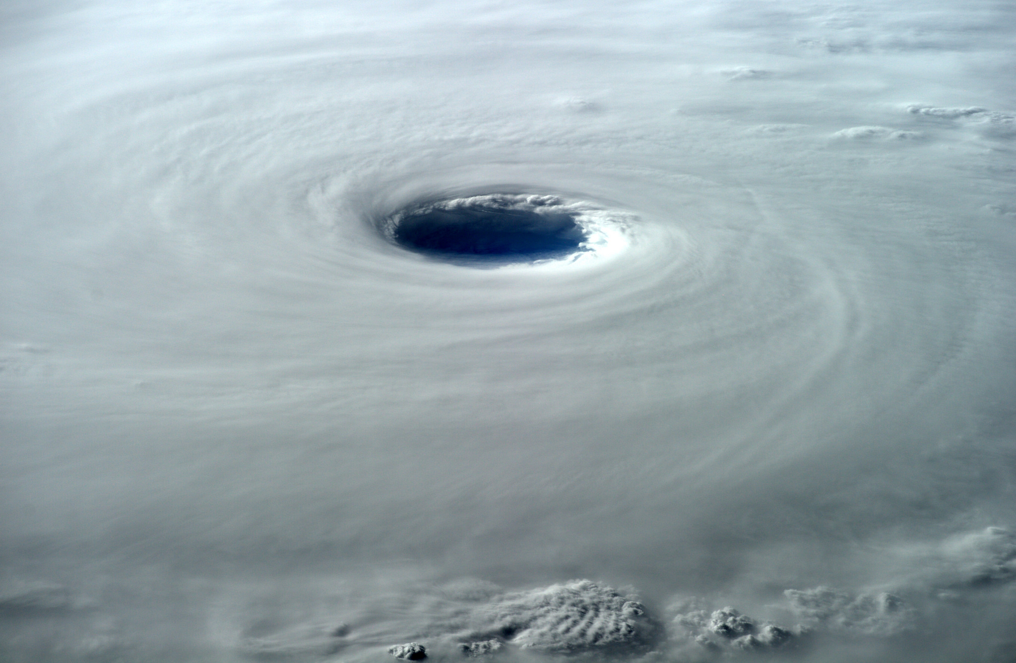 Alexander Gerst : "L'œil du super typhon Vongfong est de 80 km de large. Cela semble très sombre là-dedans." (credits ESA/NASA)
