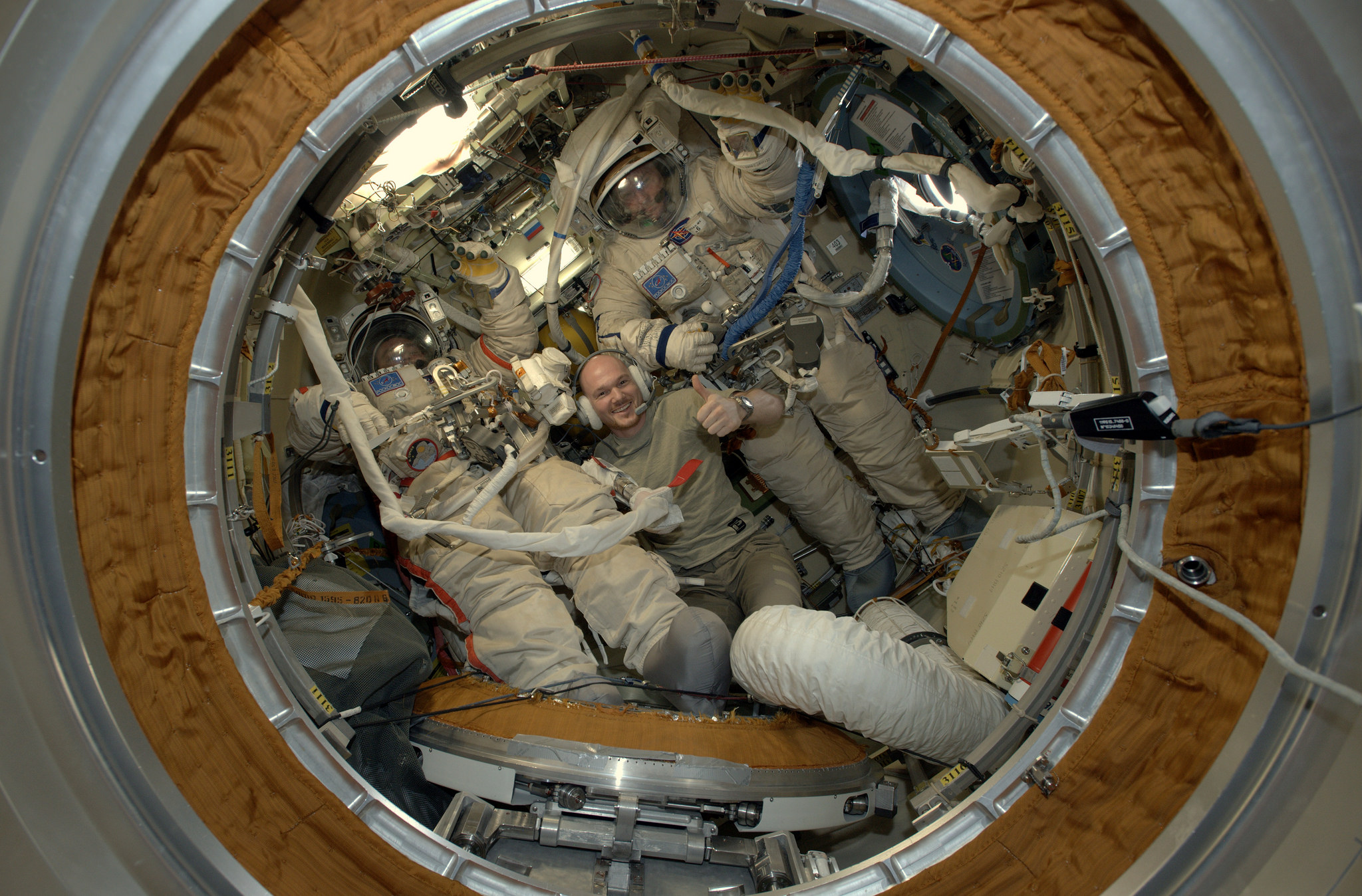 Suraev et Samokutyaev en train de préparer leurs scaphandres pour l'EVA 40 aidé par Alexander Gerst (source ESA/NASA)