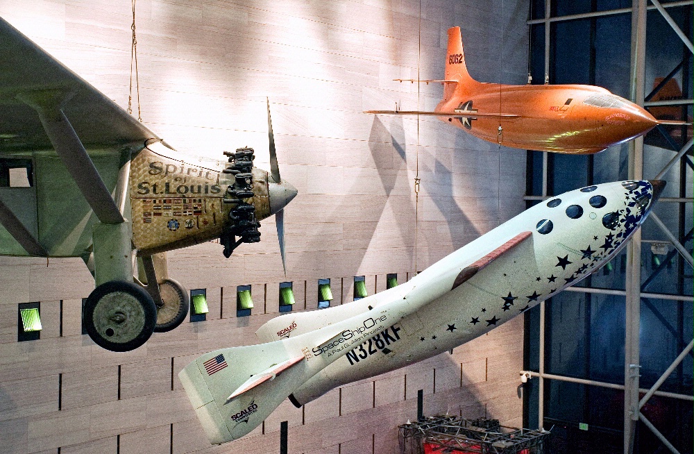 Le SpaceShipOne exposé dans le bâtiment de la National Air and Space Museum sur le National Mall à Washington. Il se trouve entre le "Spirit of Saint Louis" de Charles Lindbergh, à gauche, et le Bell X-1 de Chuck Yeager, en haut à droite. (Crédit: Image par Eric Long, National Air and Space Museum, Smithsonian Institution)
