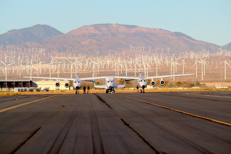 Photo de SpaceShipTwo et de l'avion porteur WhiteKnightTwo au décollage le 4 octobre 2014 (Credit: Scaled Composites / Jason DiVenere)