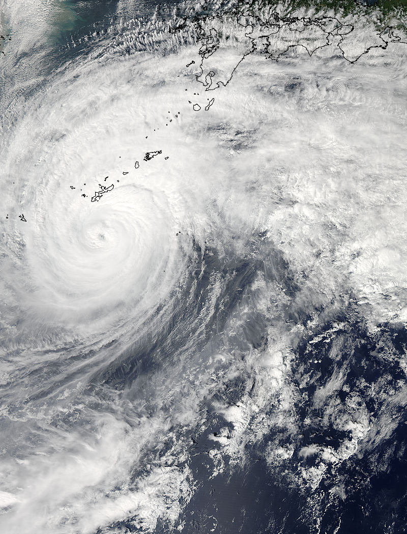 Le satellite Aqua de la NASA survola le Typhon Vongfong le 11 octobre à 04h15 UTC, à l'approche de grandes îles du Japon. (Source de l'image: NASA Goddard MODIS Rapid Response Team)