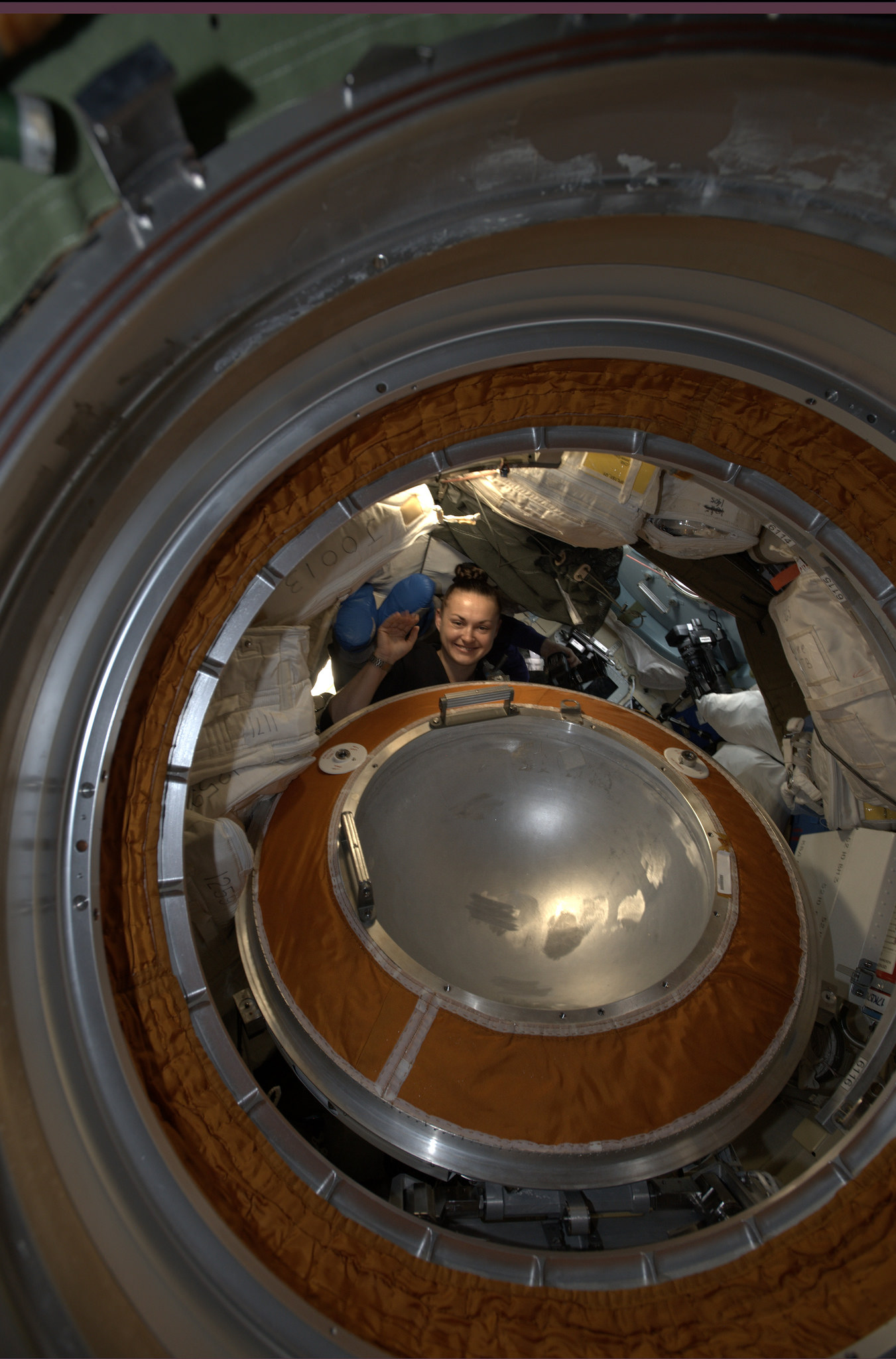 Yelena Serova dans le segment russe MRM-2 (source Alexander Gerst/ESA/NASA)