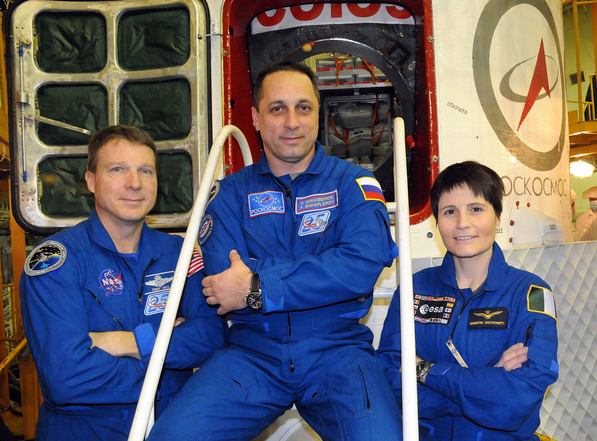 Dans le bâtiment d'intégration au cosmodrome de Baïkonour au Kazakhstan, les membres de l'Expedition 42/43, Terry Virts (à gauche), Anton Shkaplerov (au centre) et Samantha Cristoforetti (à droite) posent pour des photos le 19 novembre devant leur vaisseau Soyouz TMA-15M au cours de leur deuxième et dernière répétition générale de pré-lancement. (Credit NASA/Viktor Ivanov)