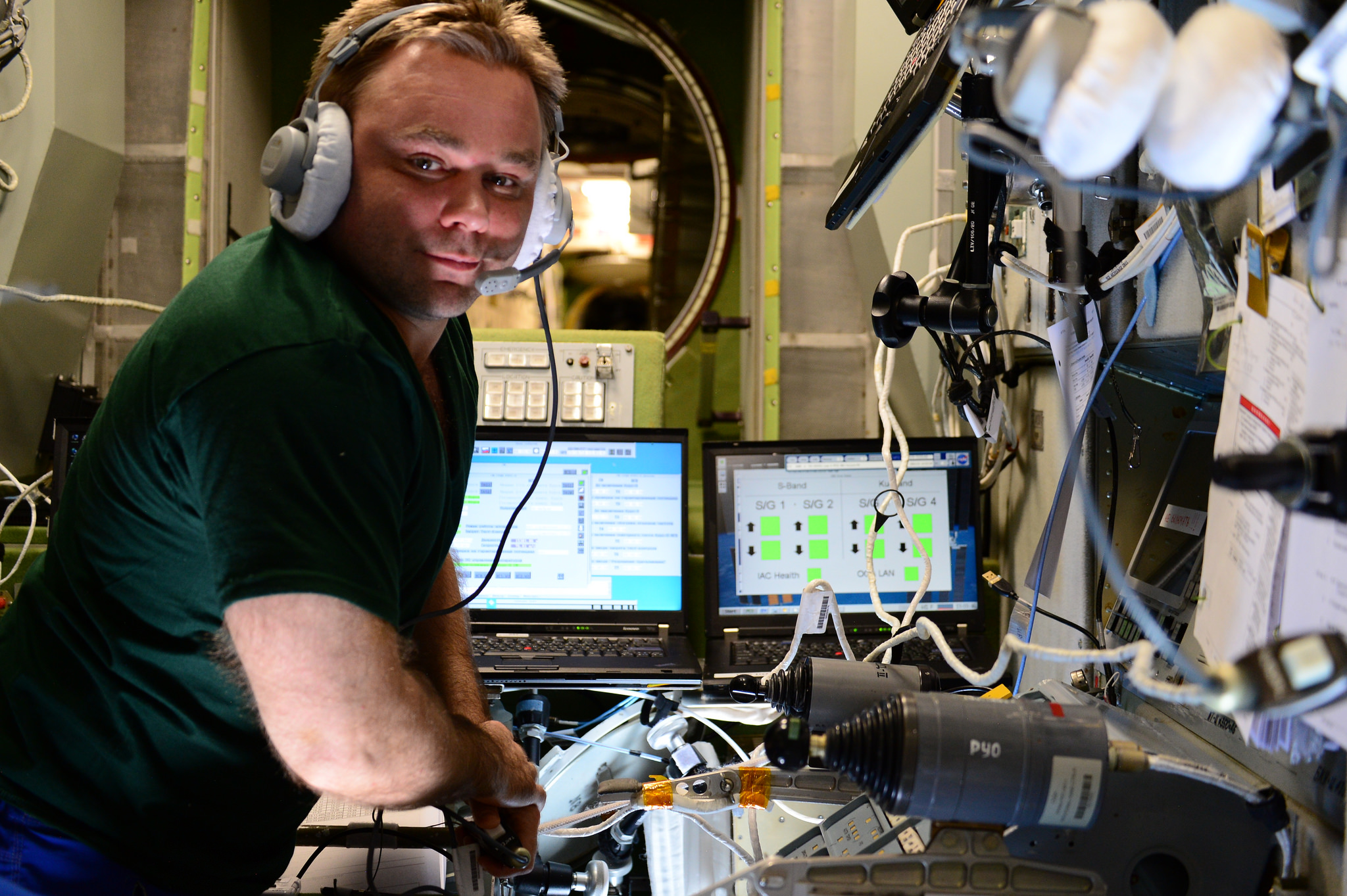 Photo d'Alexander Gerst de MAx Suraev surveillant l'approche du Progress 57P (crédit NASA/ESA)