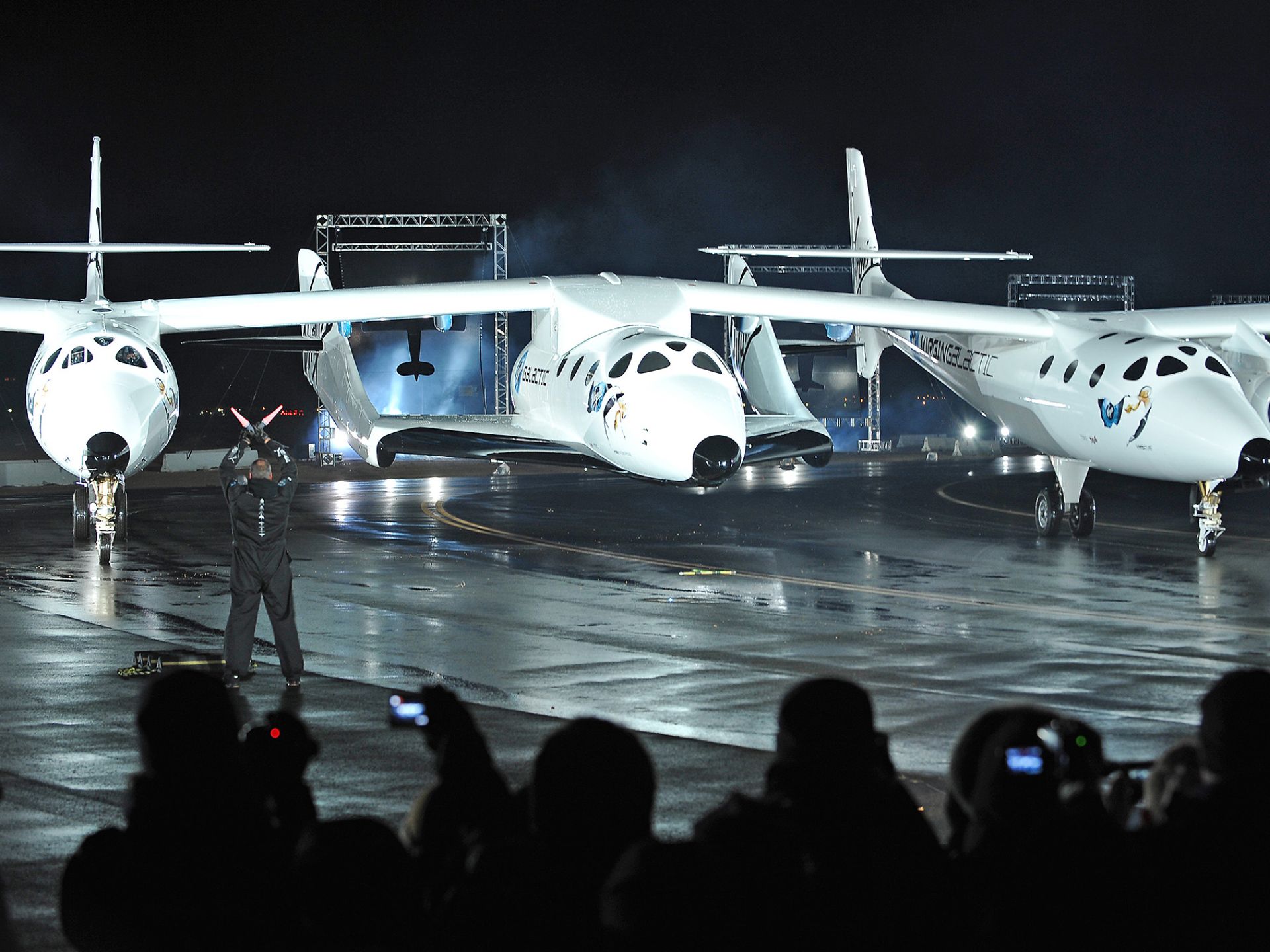 L'avion porteur WhiteKnightTwo au sol avant un décollage du SpaceShipTwo (source Virgin Galactic)
