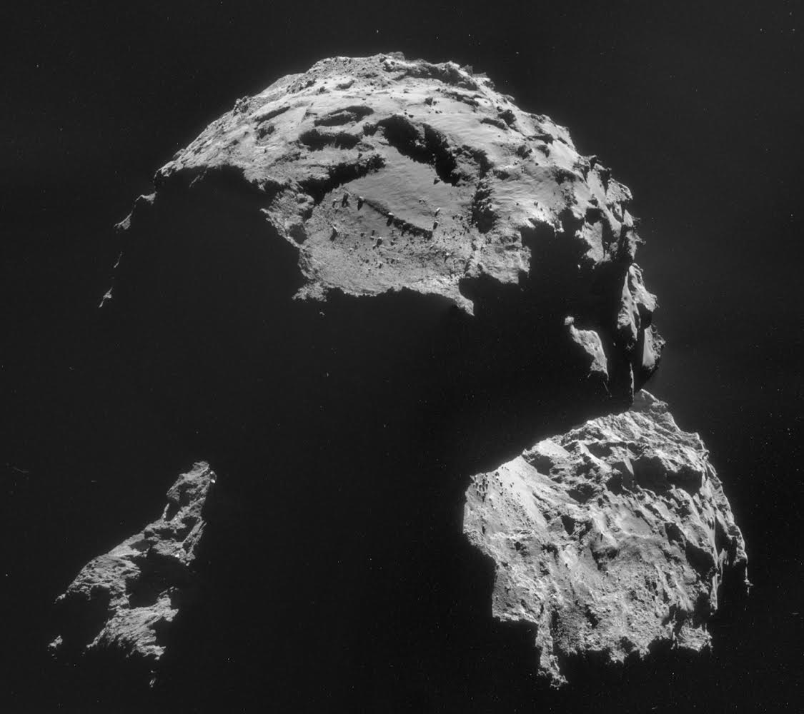 Le site d'atterrissage Agilkia est visible sur cette image de la comète 67P / Churyumov-Gerasimenko, prise le 6 Novembre. L'image est une mosaïque de quatre images de NavCam individuelles, capturée à une distance de 30,5 km du centre de la comète le 6 Novembre. A cette distance, l'échelle de l'image est de 2,6 m / pixel, et la mosaïque mesure 3.7 x 3.3 km. Le site d'atterrissage, couvrant environ 1 kilomètre carré, est situé à proximité du sommet de cette image. (© ESA / Rosetta / NavCam - CC BY-SA 3.0 IGO)
