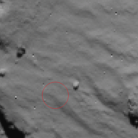Le lieu d'atterrissage de Philae vu par la caméra de navigation de Rosetta. La première image de cette séquence a été prise le 12 Novembre à 15h30 UTC, juste avant le premier touché de l'atterrisseur; la deuxième image a été prise à 15:35 UTC, juste après l'atterrissage. Le grand cercle rouge indique la position de l'ombre du nuage de poussière causée par l'atterrissage. La troisième image de la séquence est la même que la deuxième, avec la position probable de Philae et son ombre en surbrillance. (Crédits: ESA / Rosetta / NAVCAM; pré-traitement par Mikel Canania)