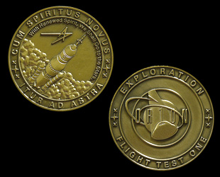 Les médailles de Lockheed Martin sont inscrits avec la phrase latine "Cum Spiritus Novus, Itur Ad Astra". Traduction : "Avec un esprit renouvelé, nous irons vers les étoiles." (source CollectSPACE)
