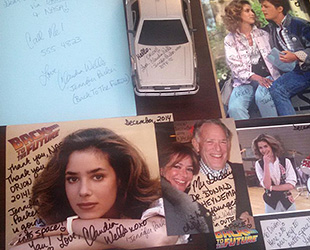 L'actrice Claudia Wells' de "Back to the Future" a dédicacé des photos autographed photos et la voiture miniature Delorean emportées à bord de l'Orion EFT-1. (source EIC - CollectSPACE)
