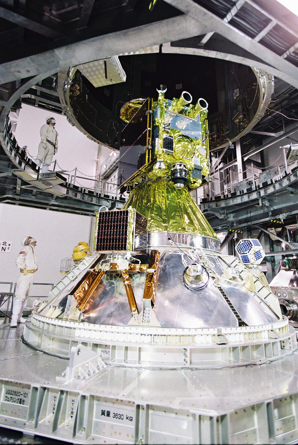 Hayabusa 2 et les 3 charges utiles secondaires avant pose de la coiffe de la HII-A. (Crédit: JAXA TV)