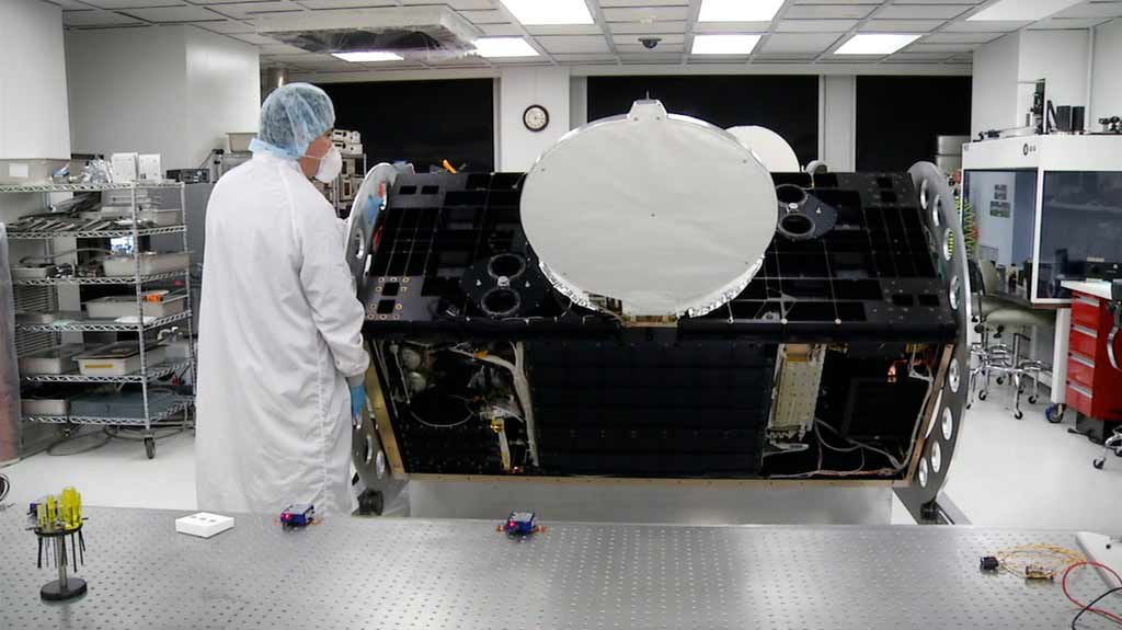 L'instrument CATS lors de son intégration en salle blanche. Crédits : NASA GSFC