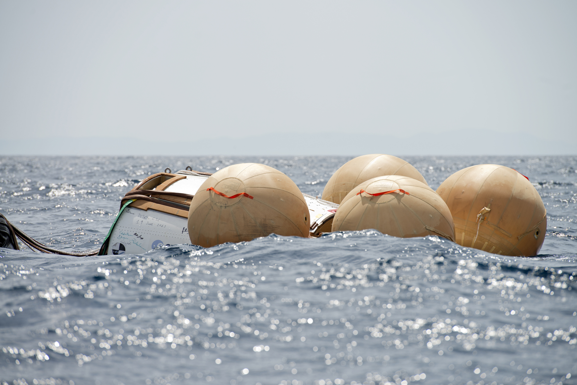 Des ballons permettront à l'IXV de flotter après sont retour en mer. Crédit : Neri - Livorno (I)