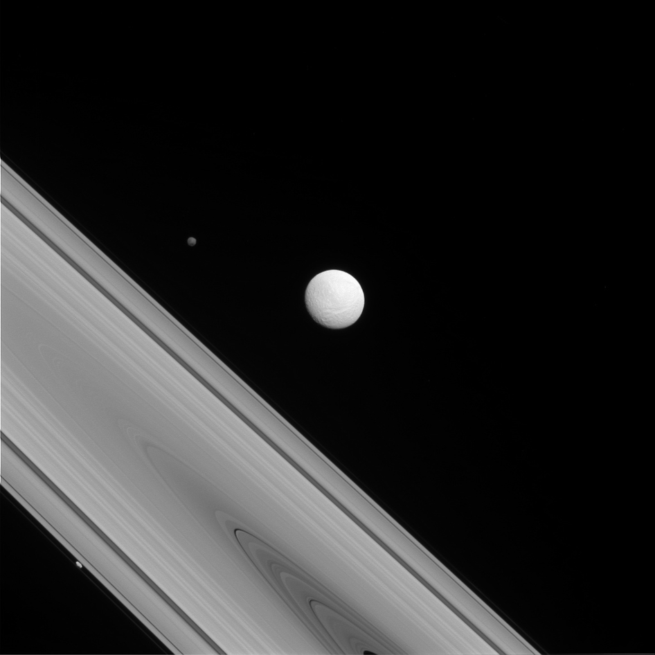 Cassini a capturé une photo rare de trois des lunes de Saturne : Téthys (centre de l'image) ronde et aux terrains variés à sa surface, Hyperion (coin supérieur gauche), la sauvage à la rotation chaotique, et Prometheus (en bas à gauche) une petite lune qui sculpte l'anneau F. (Credit: NASA/JPL-Caltech/Space Science Institute)