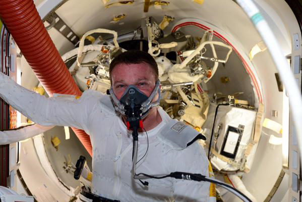 Pré-respiration 100% Oxygène avant l'EVA29, afin d'empêcher les problèmes auxquels les plongeurs peuvent être également confrontés (source Terry Virts via Twitter)