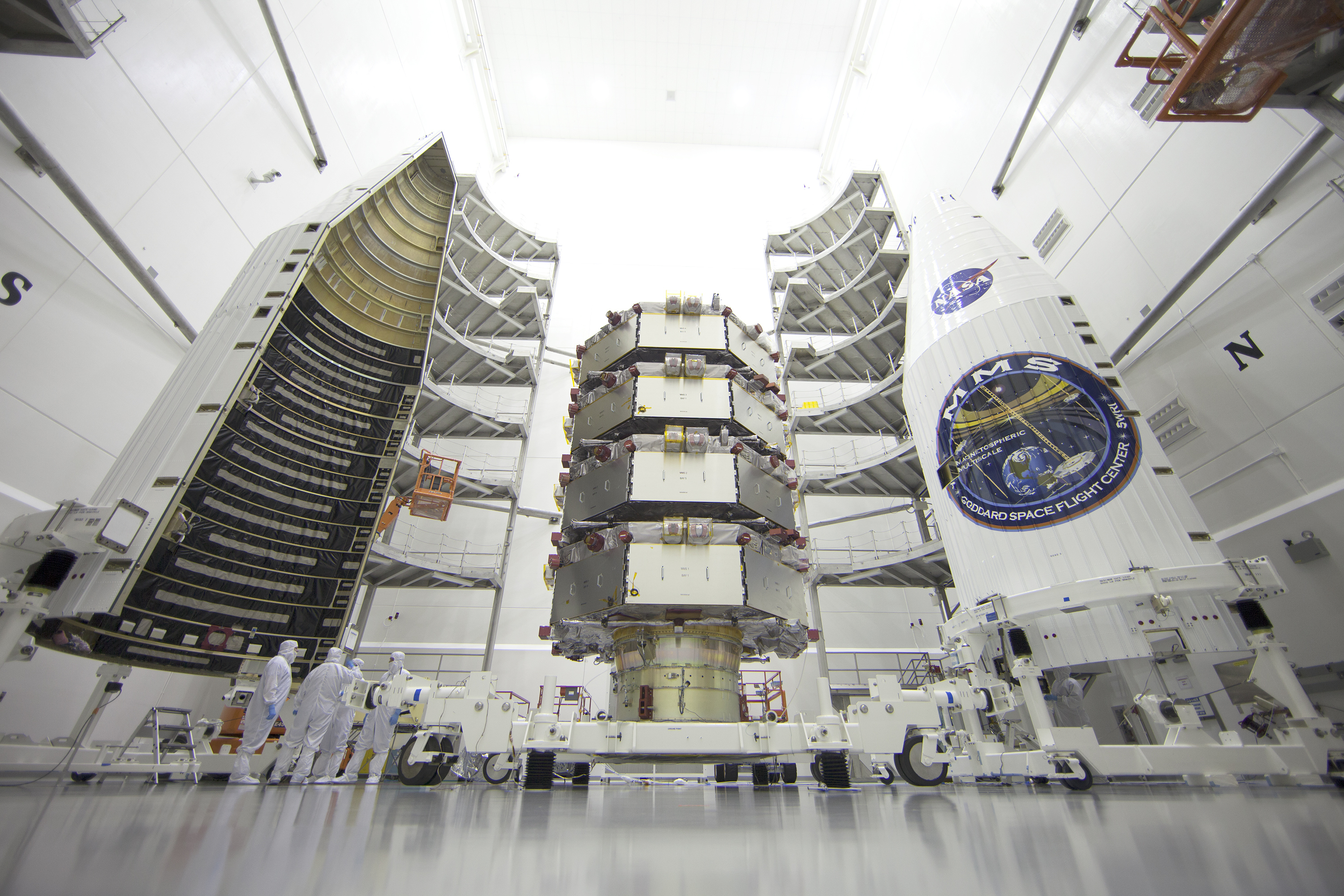 Les 4 satellites MSM avant la mise en place de la coiffe du lanceur Atlas 5 au complexe de lancement à l'Air Force Station de Cap Canaveral. (Crédit: NASA / Ben Smegelsky)