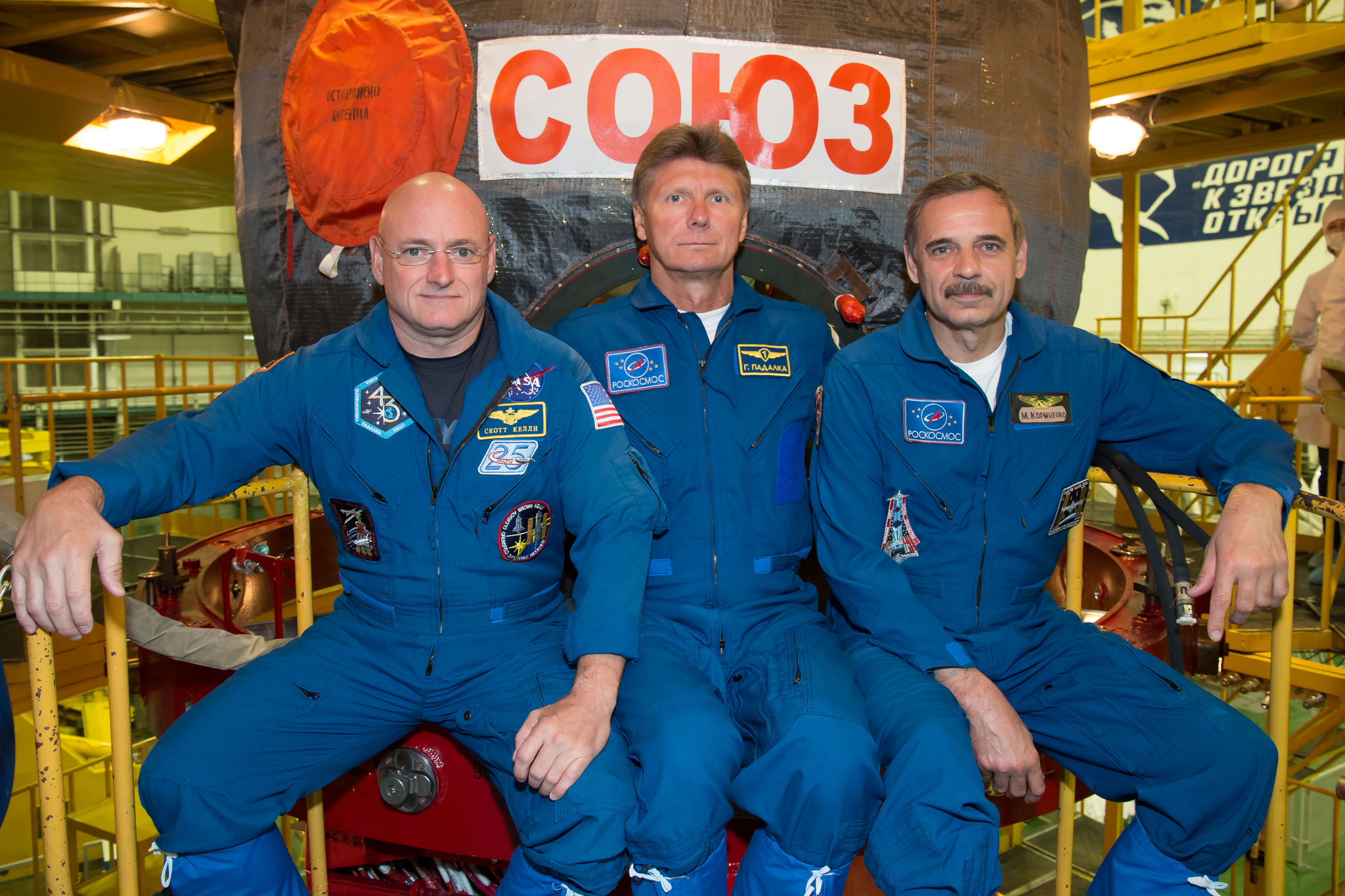 De gauche à droite, posants devant le Soyuz TMA-16M : Scott Kelly, Guennadi Padalka, Mikhaïl Kornienko. Crédits : NASA