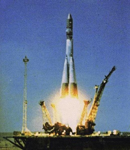 12 avril 1961 : une fusée Soyouz emporte le premier engin spatial à bord duquel se trouve un être humain. Aujourd’hui encore, ce pas de tir est celui utilisé pour les missions habitées russes. Les Expéditions vers la Station Spatiale Internationale partent du même endroit que Youri Gagarine. (Crédit : DR via EnjoySpace)