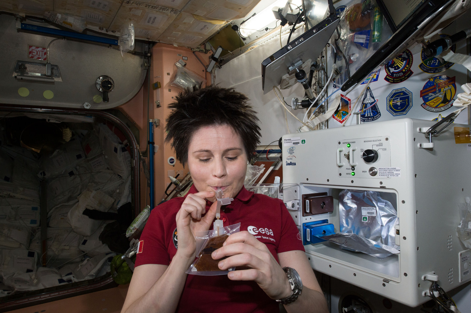 Samantha Cristoforetti savoure sa première boisson produite par l'ISSpresso le 3/05/15 (source NASA)
