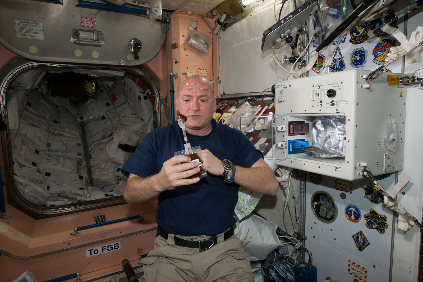 Scott Kelly apprécie sa première boisson produite par l'ISSpresso (source NASA)