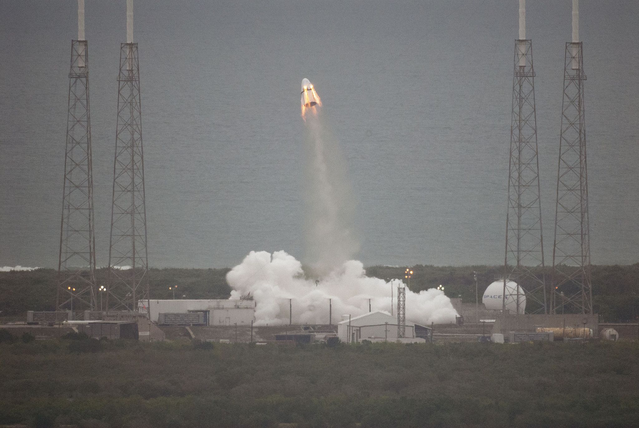 Le 6 mai 2015, SpaceX a testé le système d'éjection d'urgence de sa future capsule habitée, Dragon V2 (Crédits : NASA/Kim Shiflett)