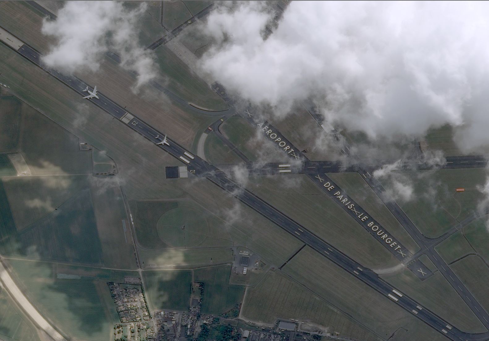 Le salon du Bourget 2015 depuis l'espace par les satellites Pleiades : un A380 et un A350 sont visibles sur la piste de décollage (Credit :Airbus Defence and Space)