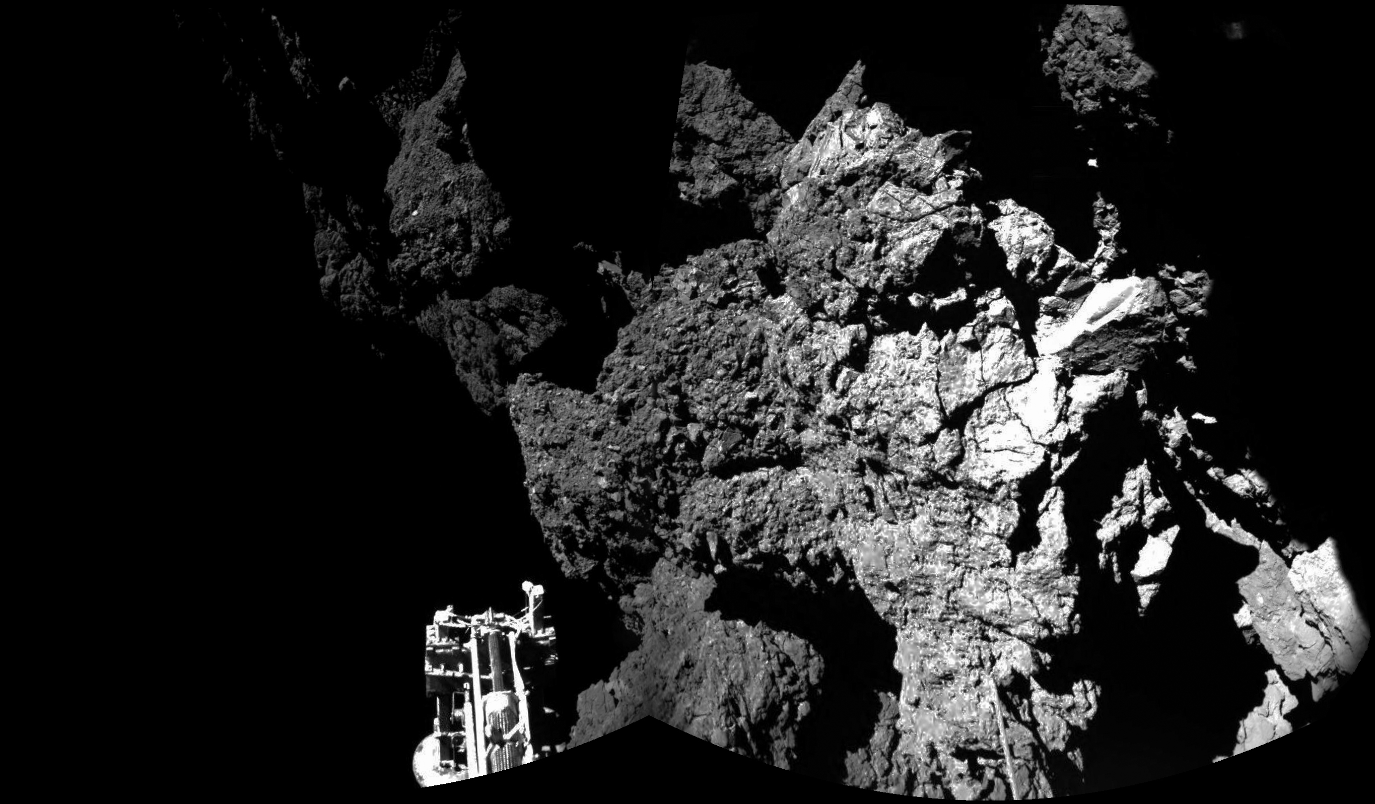 Dernière image reçue en novembre de l'atterrisseur de Rosetta, Philae, sur la surface de la comète 67P / Churyumov-Gerasimenko. L'un des trois pieds de l'atterrisseur est visible au premier plan. L'image est une mosaïque de deux images. (© ESA / Rosetta / Philae / CIVA)