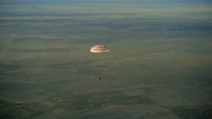 Jeudi 11 Juin 2015, Samantha Cristoforetti, Terry Virts et Anton Shkaplerov redescendent sur Terre (Crédits : NASA/Bill Ingalls)