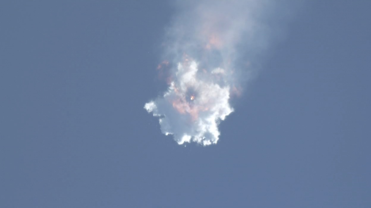 Après 2 minutes de vol, la  fusée Falcon 9 explose (source NASA TV)