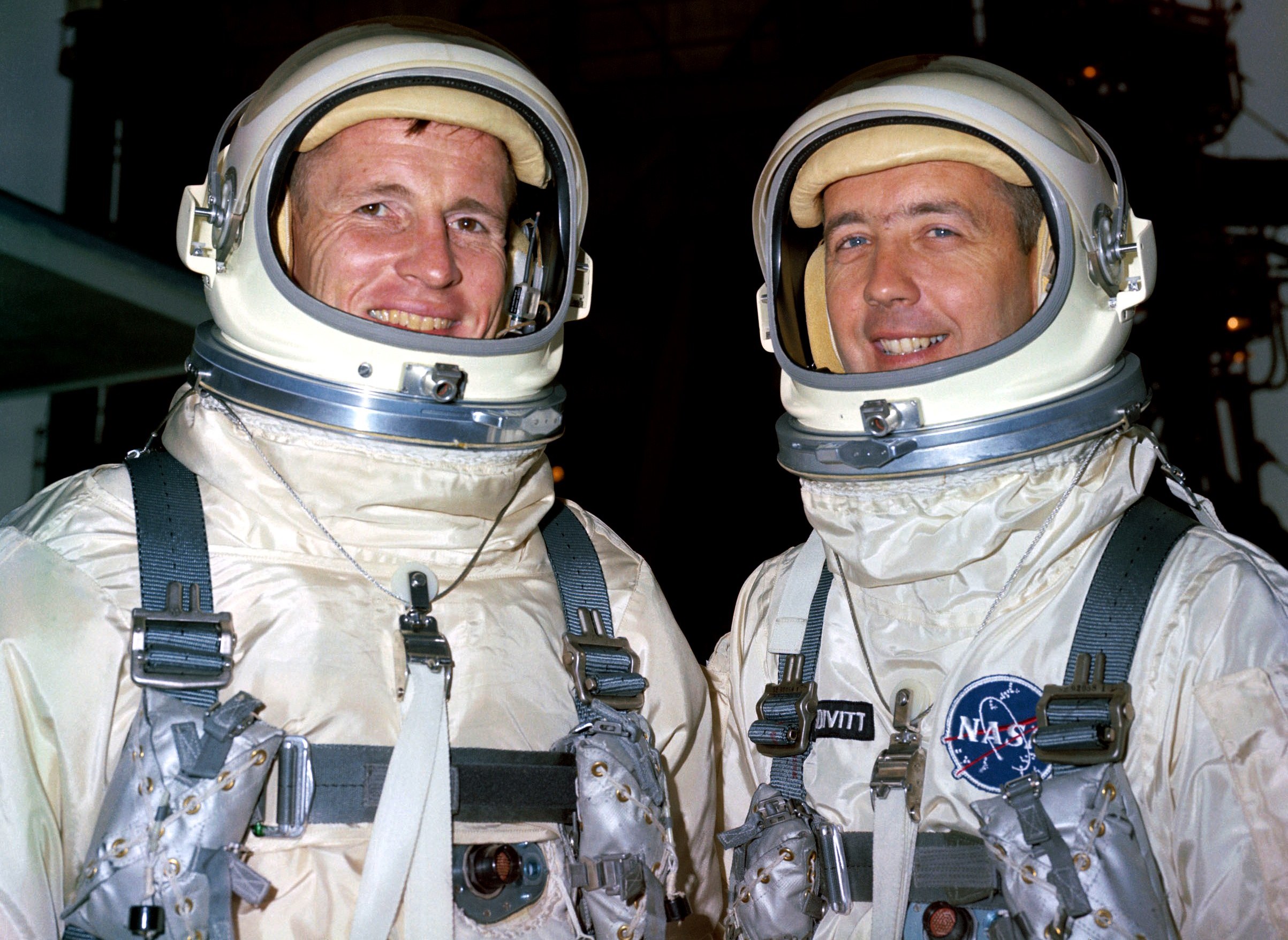Ed White et James Mc Divitt sur le pas de tir avant de monter à bord de Gemini 4 (credits NASA)
