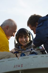 Samantha Cristoforetti sort du Soyouz TMA-15M le 11 Juin 2015 (Crédits : NASA/Bill Ingalls)