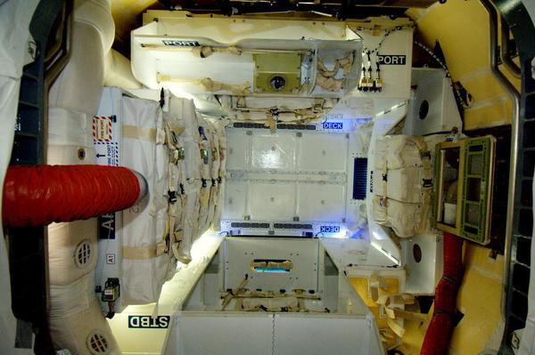 Interieur-cargo-dragon-spx7.jpg image