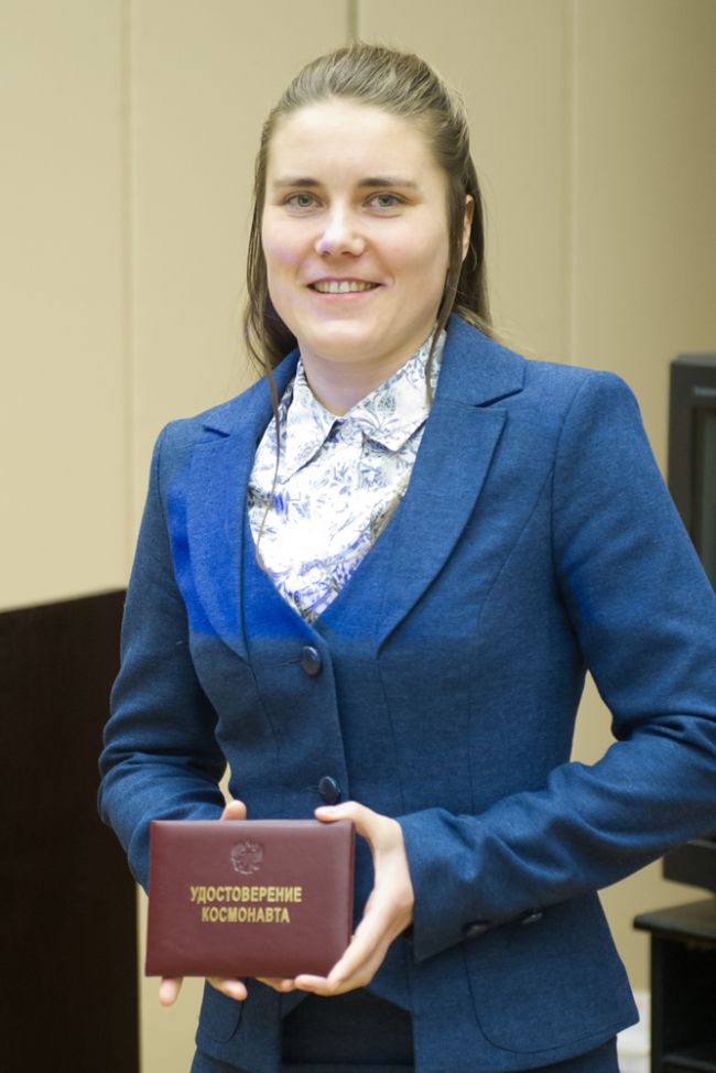 Anna Kikina avec son certificat de cosmonaute d'essai le 17 décembre 2014 (photo : Service de presse de Roscosmos) 