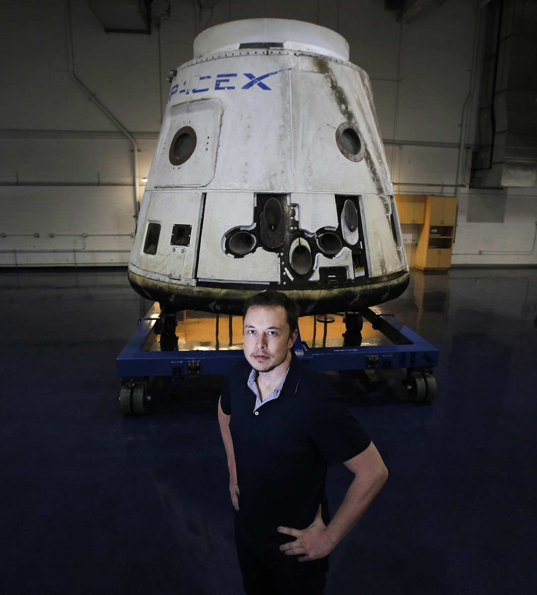 Elon Musk devant le cargo Dragon de SpaceX en avril 2012 (Brian van der Brug/Los Angeles Times/MCT)