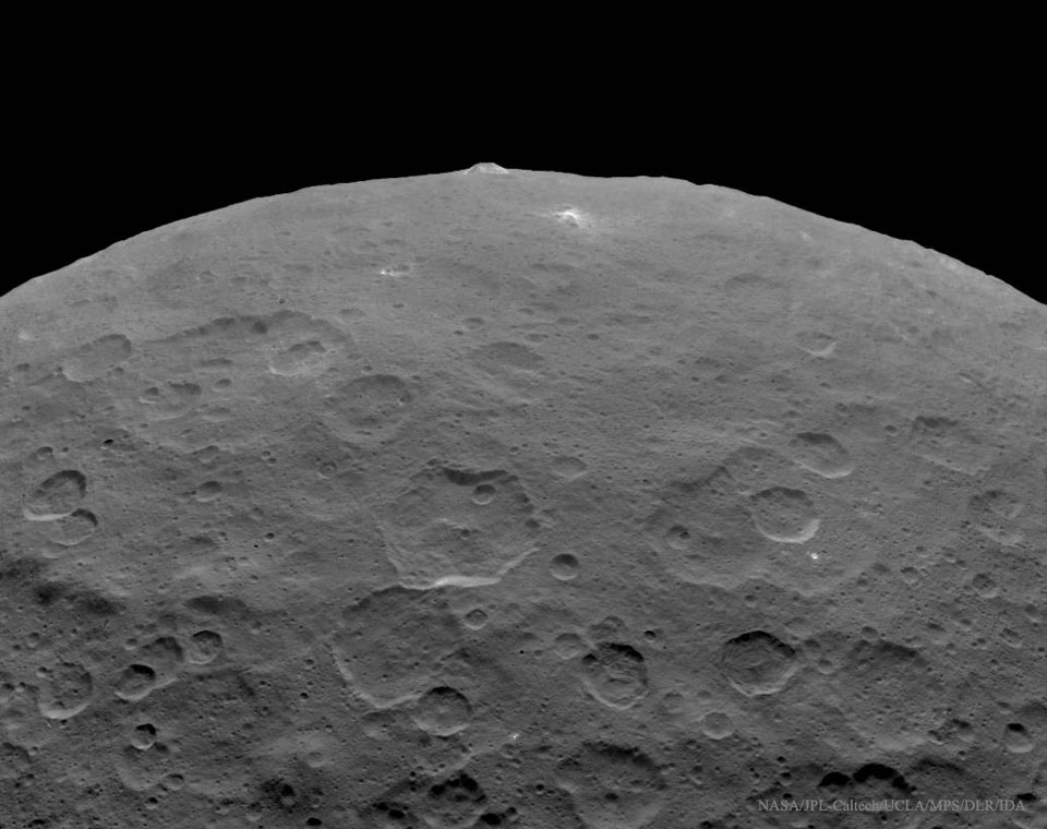 Une montagne de 5 km de haut a été observé sur Cérès par la sonde Dawn (Crédit d'image: NASA , JPL-Caltech , UCLA , MPS / DLR / IDA)