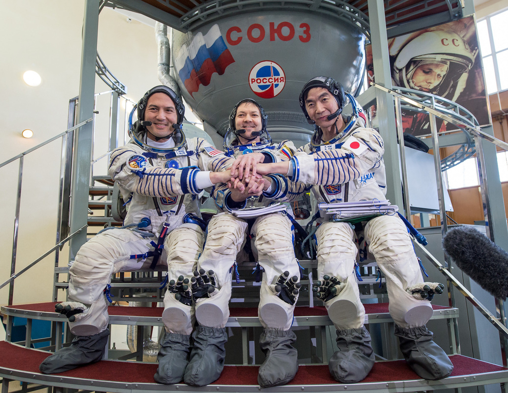 L'Expedition 44 en entrainement à la Cité des Etoiles en Russie devant un vaisseau Soyouz d'entrainement : (de gauche à droite) l'américain Kjell Lindgren, le russe Oleg Kononenko et le japonais Kimiya Yui (credit NASA)