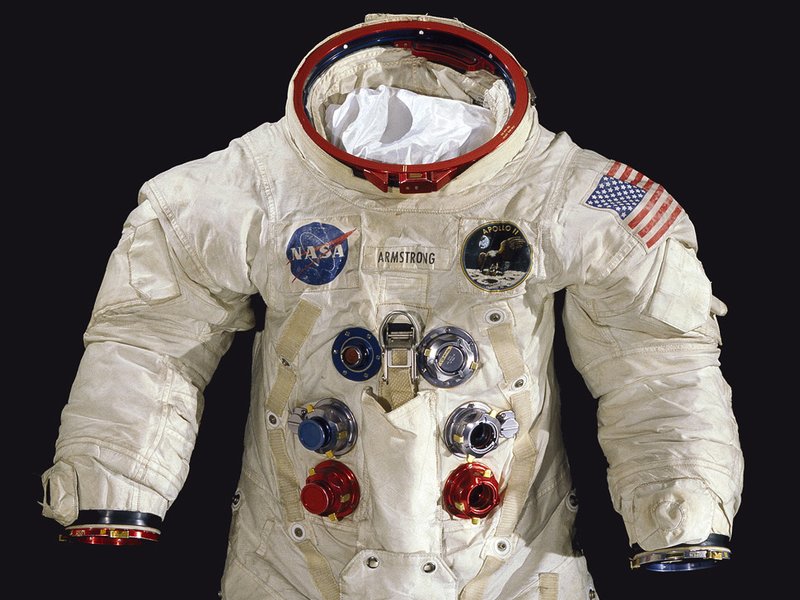La combinaison spatiale que Neil Armstrong portait quand il a effectué ses pas sur la Lune, est présente dans la collection duNational Air and Space Museum. (Mark Avino / MSNA)