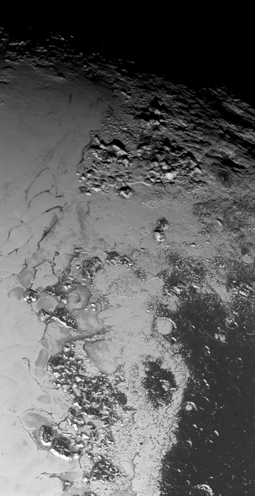Mosaïque de deux images prises au cours de survol  de Pluton par la sonde New Horizons, qui couvre la partie méridionale de Tombaugh regio, "le coeur" de Pluton (Credits : NASA / JPL / JHUAPL / SwRI / Emily Lakdawalla)