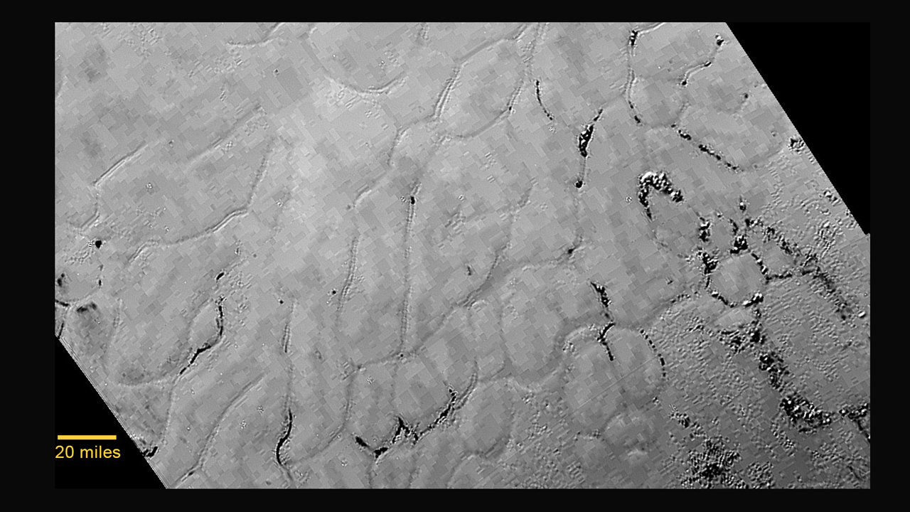 Détail de "Sputnik Planum" au centre gauche du "coeur" de Pluton (Tombaugh Regio) prise pa rla sonde de la NASA, New Horizons, le 14 juillet 2015 à 77 000 km de distance (Credits NASA/Johns Hopkins University Applied Physics Laboratory/Southwest Research Institute)