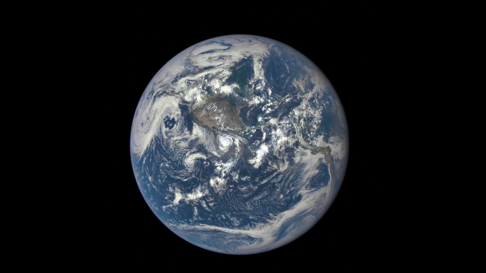 Cette animation d'images prises par le satellite DSCOVR montre la face cachée de la lune, illuminée par le soleil, alors qu'elle traverse la Terre (Crédits: NASA / NOAA)