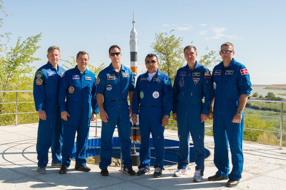 L'équipage Expedition 45 du 2 septembre et l'équipage de réserve; De gauche à droite : les russes Oleg Skripochka et Sergei Prokopiev, le français Thomas Pesquet, le kazakh Aidyn Aimbetov, le russe Sergueï Volkov et le danois Andreas Mogensen (Credit: Gagarin Cosmonaut Training Center)
