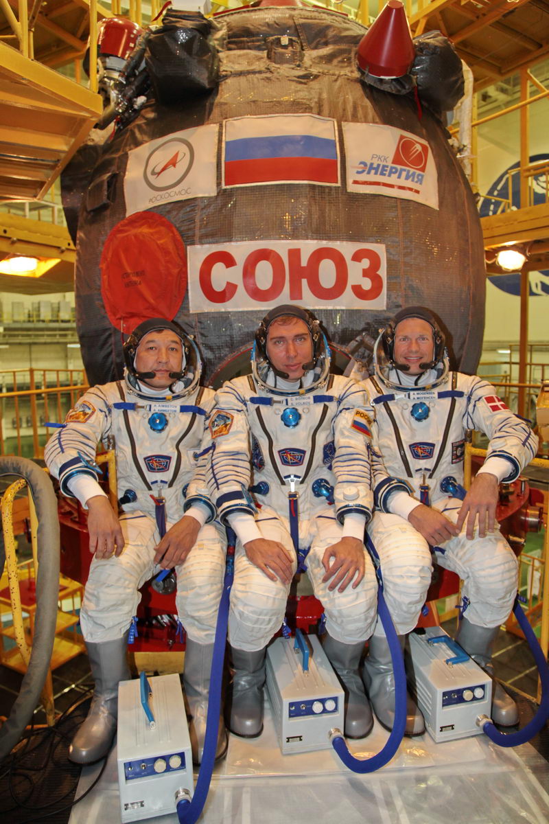 De gauche à droite, Aidyn Aimbetov, Sergueï Volkov et Andreas Mogensen, devant leur vaisseau Soyouz TMA-18M à Baikonour lors des dernières vérifications avant lancement (Credit: Gagarin Cosmonaut Training Center)