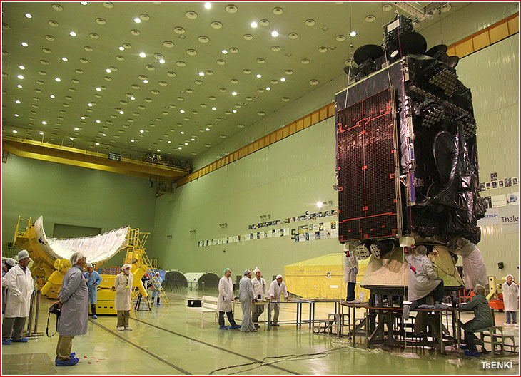 Le satellite Inmarsat-5-F3-à Baikonour avant la mise sous coiffe (source Tsenki)