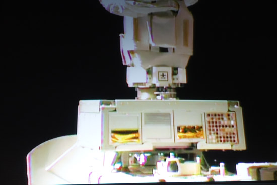 Mise en place de l'ExHAM-1 par le bras robotique JEM sur la plateforme d’exposition au vide spatial du module japonais Kibo (source Jaxa)