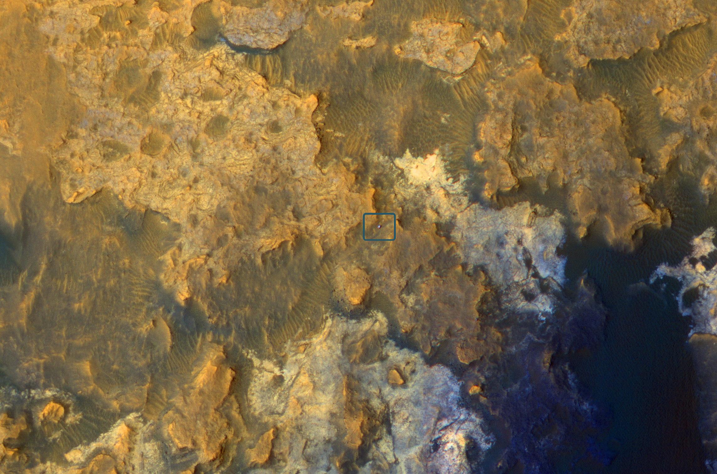 Image de Curiosity sur le sol martien prise par la caméra Hirise du satellite Mars Reconnaissance Orbiter le 8 avril 2015 ( Credit: NASA/JPL-Caltech/Univ. of Arizona)